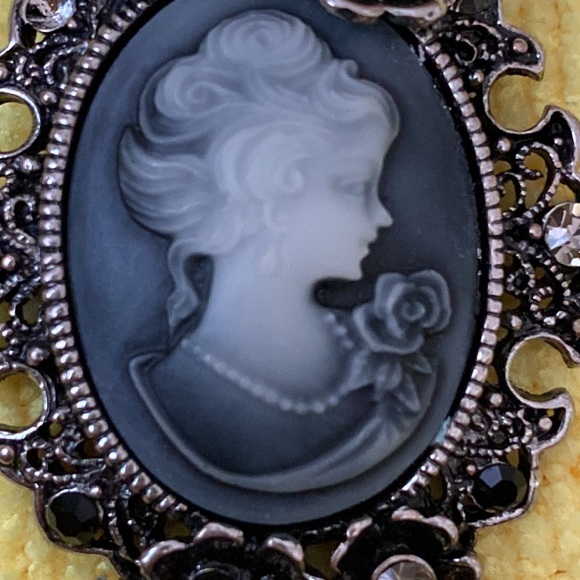 Brooch - Picture 5 of 9